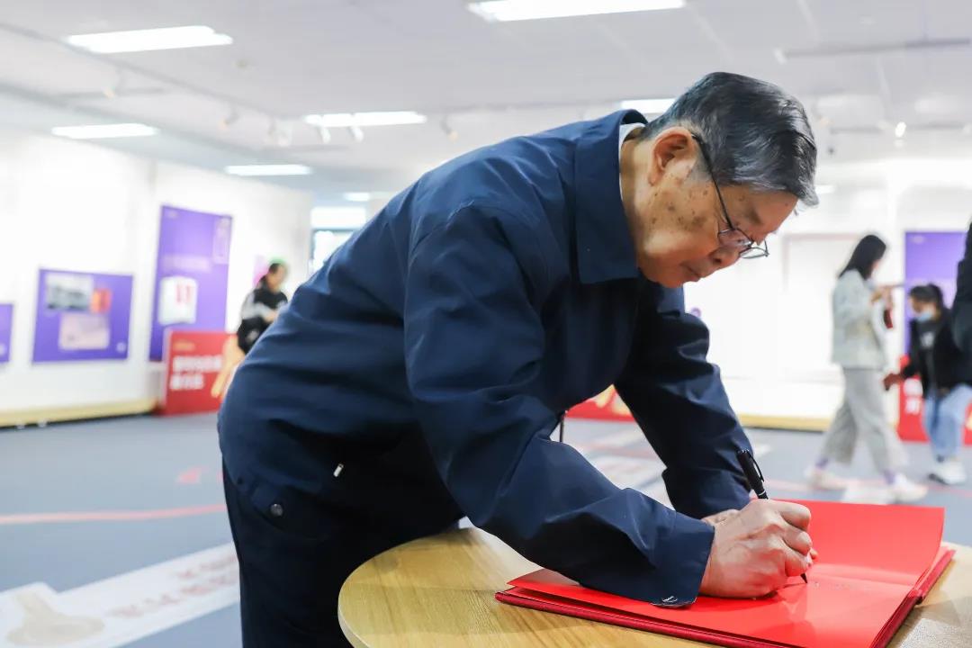 82f5b44939814c5cb49957282bf3a679.jpg 82f5b44939814c5cb49957282bf3a679.jpg