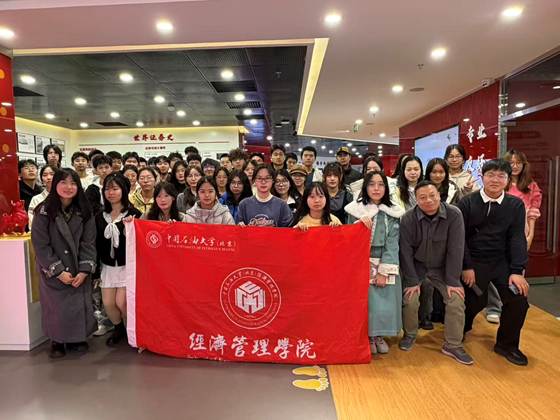 一群人站在室内 AI 生成的内容可能不正确。